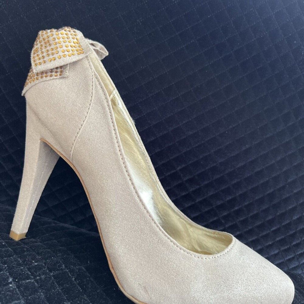 Women's Rampage Heels 10M "Normina" Pump Pale Gold Fabric Back Bow 4.5" High EUC